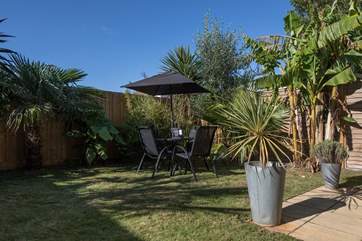 The palm trees ensure extra privacy and a real tropical feel - perfect for when the sun is beating down.