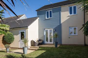 What a lovely sunny garden. Perfect for barbecues with the family, enjoying some quality time.