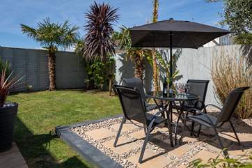 The palm trees ensure extra privacy and a real tropical feel - perfect for when the sun is beating down.