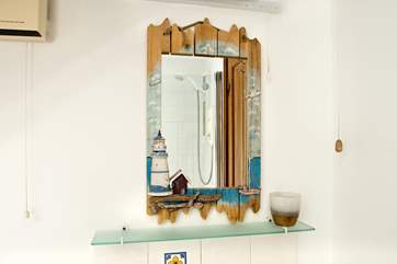 The coastal theme continues in the bathroom.