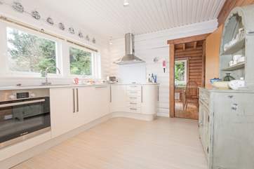 The very well equipped kitchen overlooking the garden