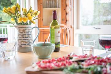 Leisurely mealtimes in The House of Logs