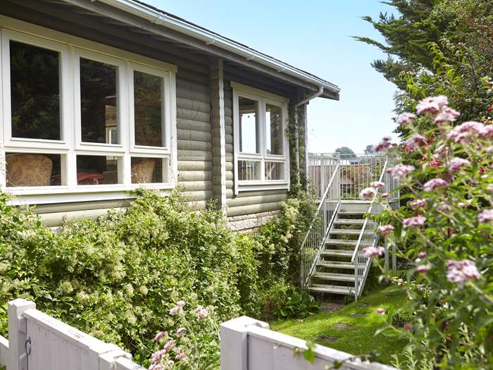 House of Logs, Sleeps 8 in Totland