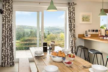 You can grab a quick snack at the breakfast-bar, or the dining-table is there when you want to dine together.