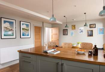 You can grab a quick snack at the breakfast-bar, or gather at the dining-table when you want to dine together.