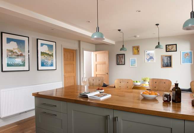 You can grab a quick snack at the breakfast-bar, or gather at the dining-table when you want to dine together.