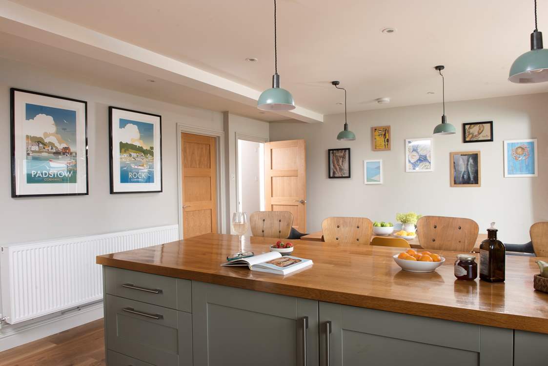 You can grab a quick snack at the breakfast-bar, or gather at the dining-table when you want to dine together.