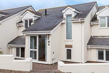 2 Glendorgal is a two-storey house, in a small horseshoe of 15 properties, nestled above the beach. You can access the property either via a ramp or flight of steps. The parking bay is a short walk away from the property.