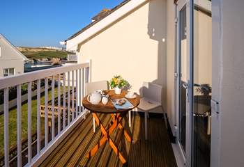 The balcony, which overlooks neighbouring houses, is a lovely spot to enjoy a morning coffee and has a view of the wonderful Porth beach in the distance.