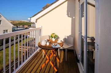 The balcony, which overlooks neighbouring houses, is a lovely spot to enjoy a morning coffee and has a view of the wonderful Porth beach in the distance.