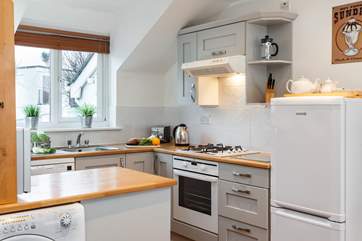 Although compact the kitchen is equipped fabulously.