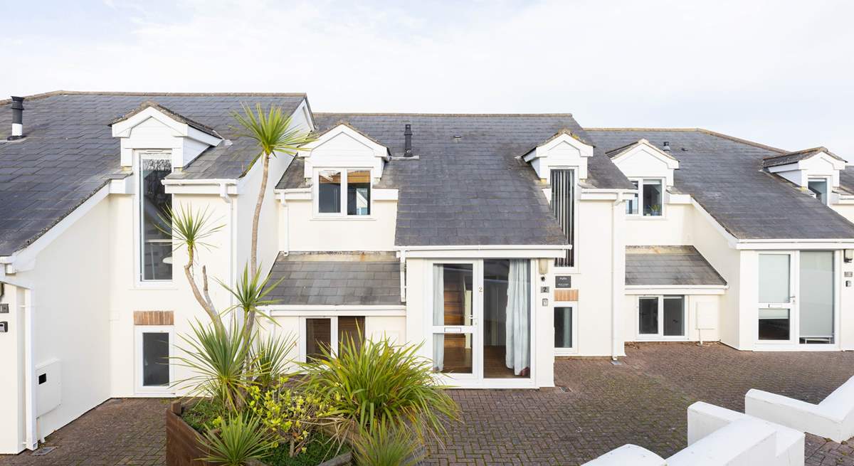 Puffin is a two-storey house, in a small horseshoe of 15 properties, nestled above the beach. You can access the property either via a ramp or flight of steps. The parking bay is a short walk away from the property. 