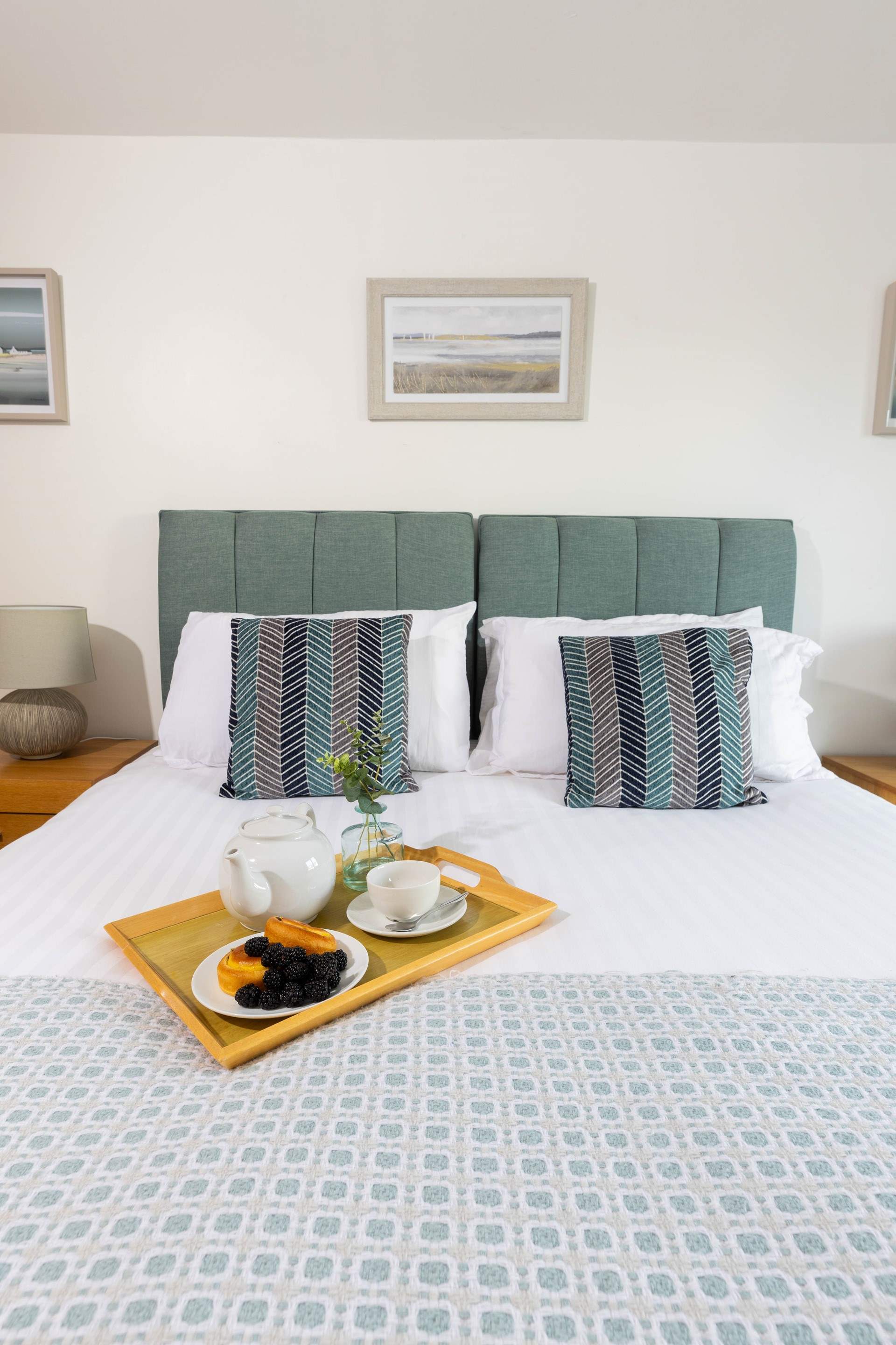 This bedroom can be set up as twins or a king size bed (5'6'' double or 2'9'' twin). 