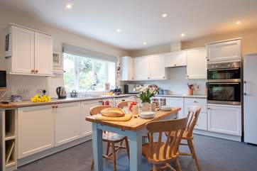 The well-equipped kitchen.