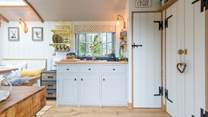 The kitchen is perfectly equipped for your stay in nature. 