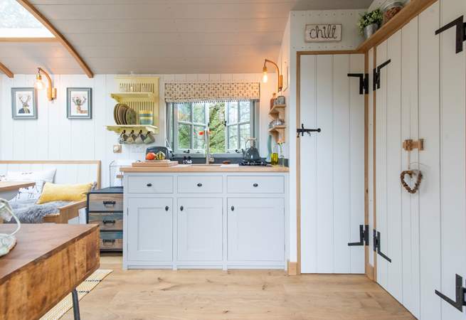 The kitchen is perfectly equipped for your stay in nature. 