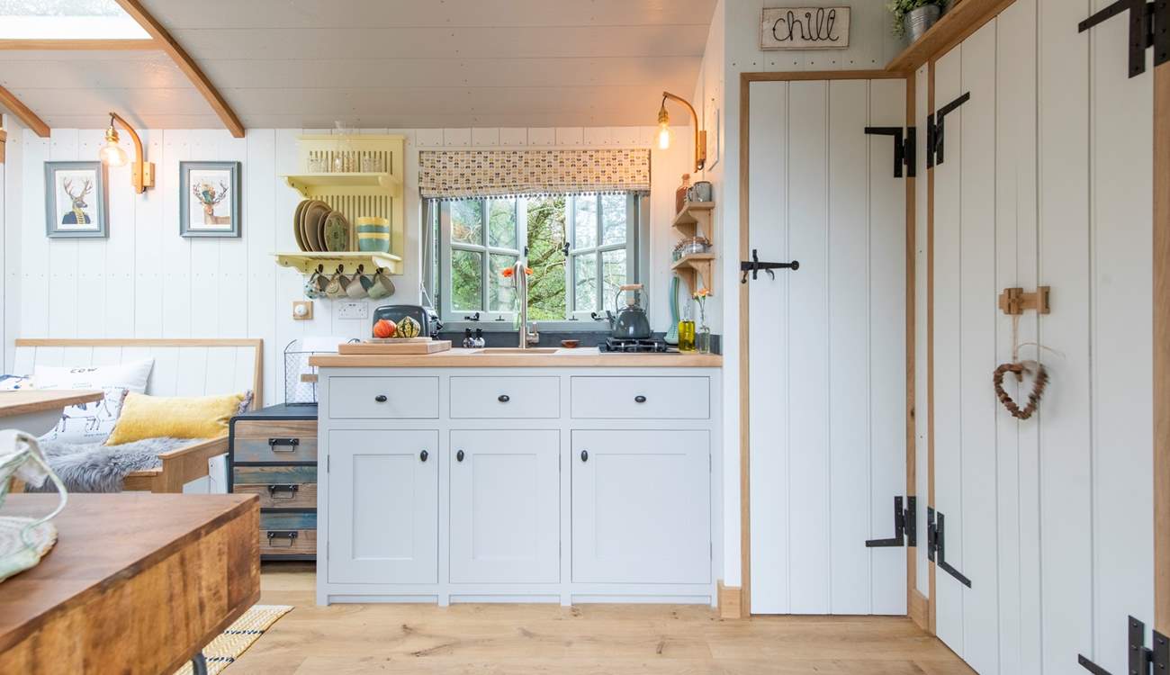 The kitchen is perfectly equipped for your stay in nature. 