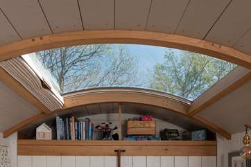The window in the roof makes stargazing super easy and is a must!
