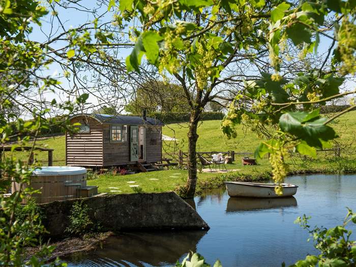 Hayley's Hut, Sleeps 2 in Bideford