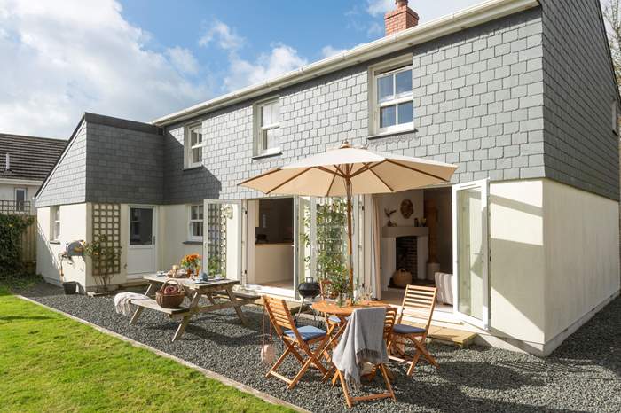 Tol Mennor is a 4 bedroom, rural holiday cottage near Porthleven, West Cornwall.