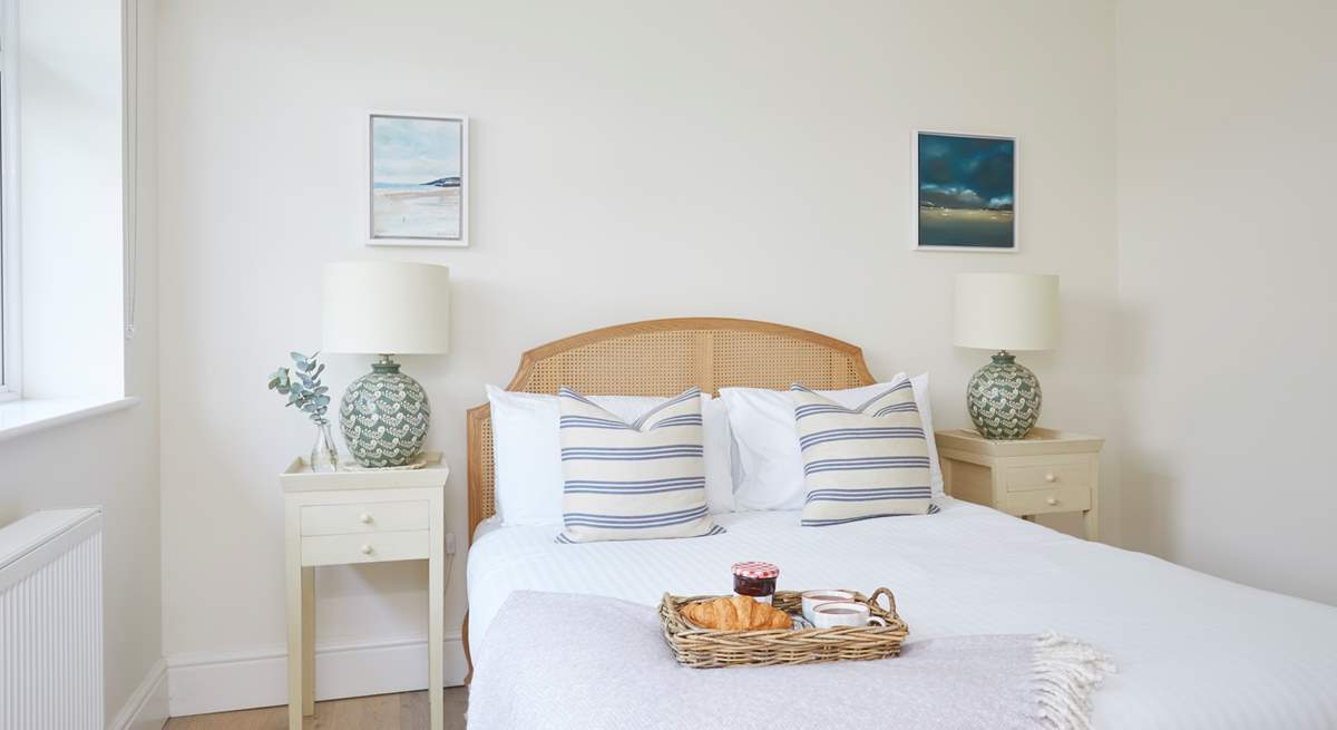 A cosy room that looks out onto the garden.