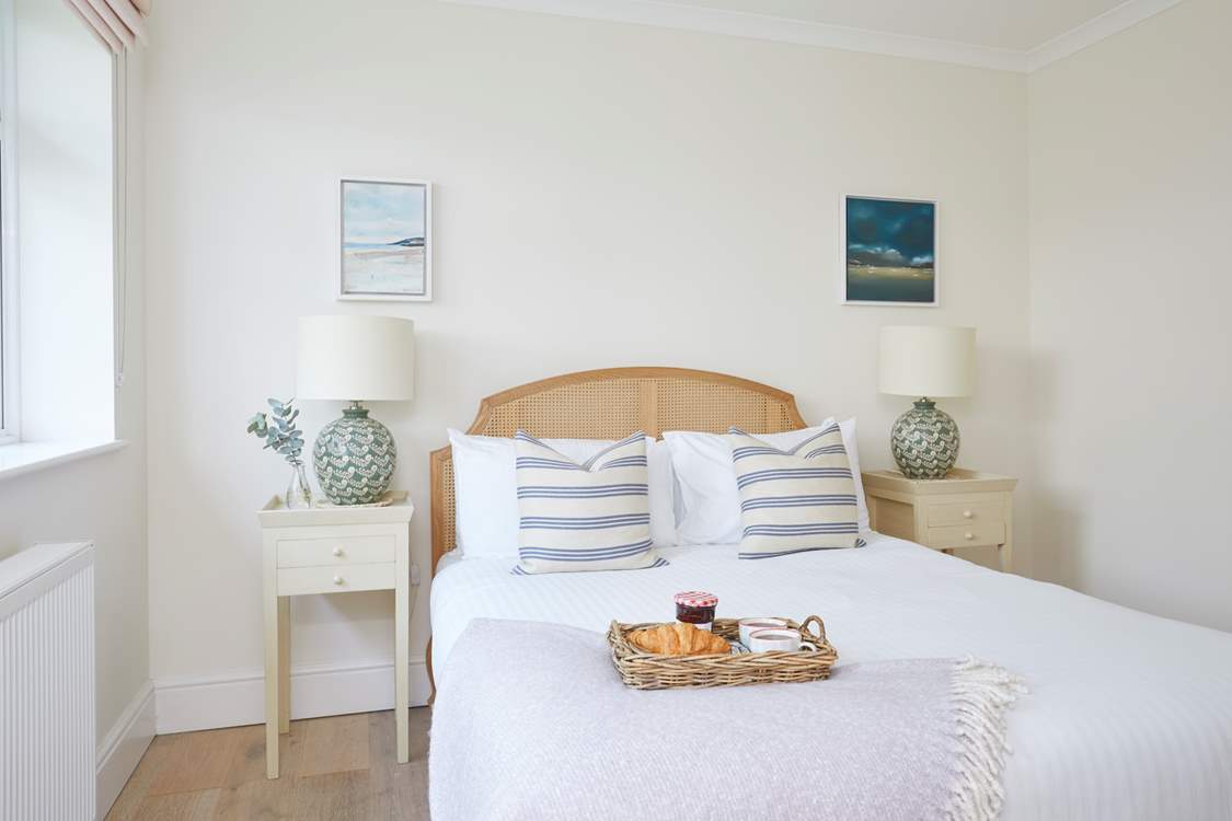 A cosy room that looks out onto the garden.