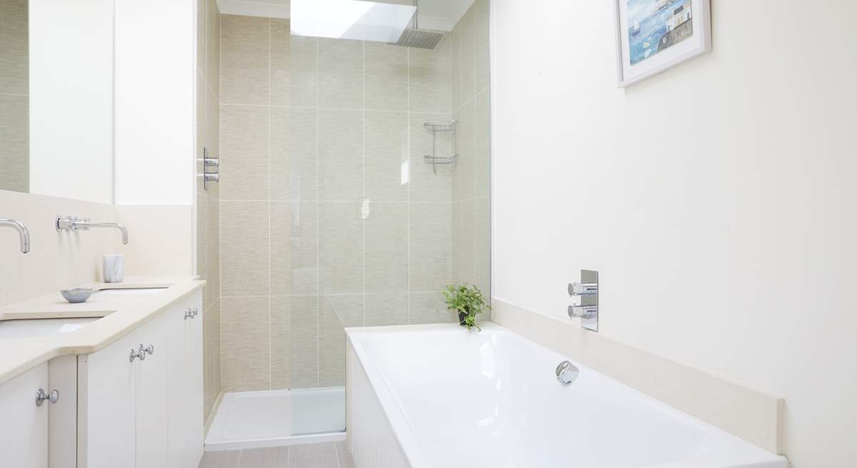 First floor en suite bathroom...