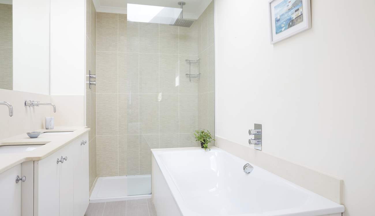 First floor en suite bathroom...