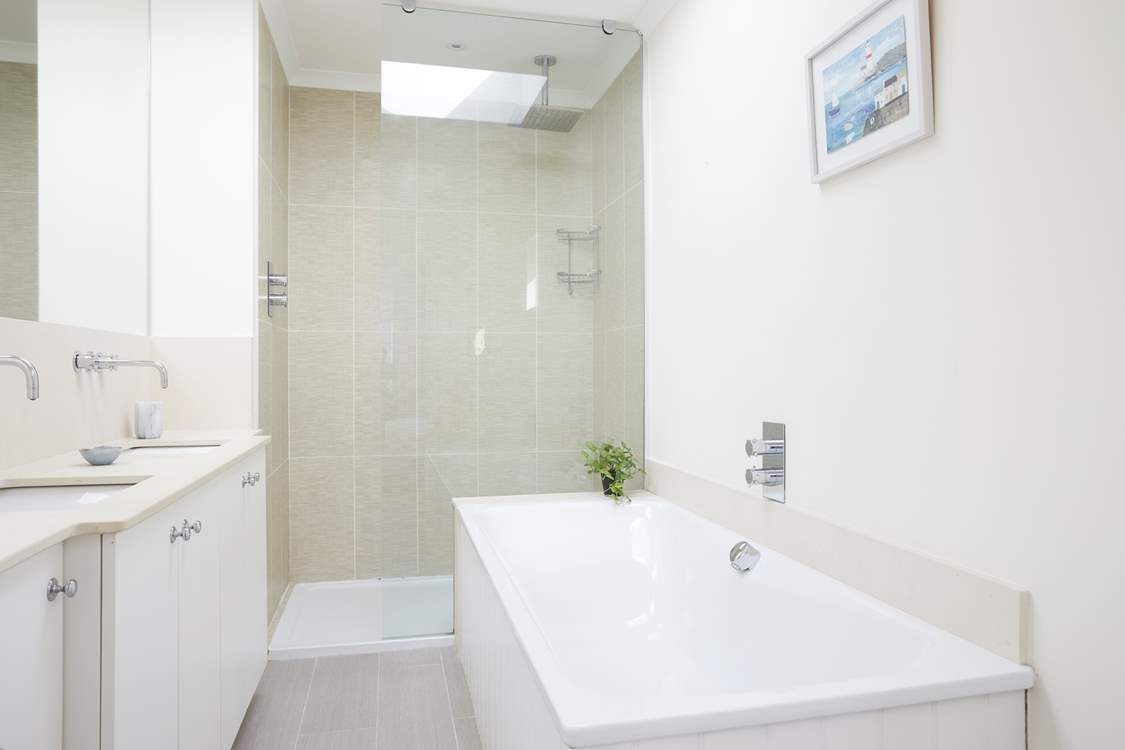 First floor en suite bathroom...