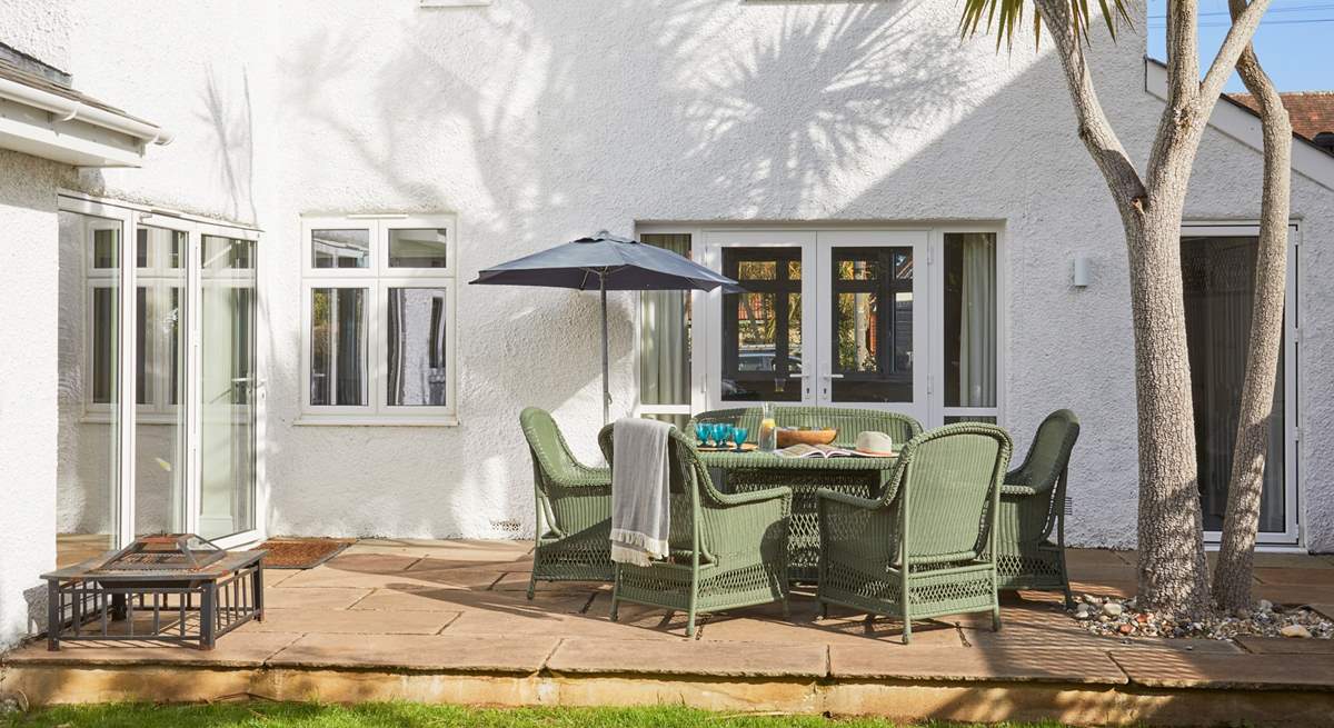 Dine al fresco in the island sunshine...