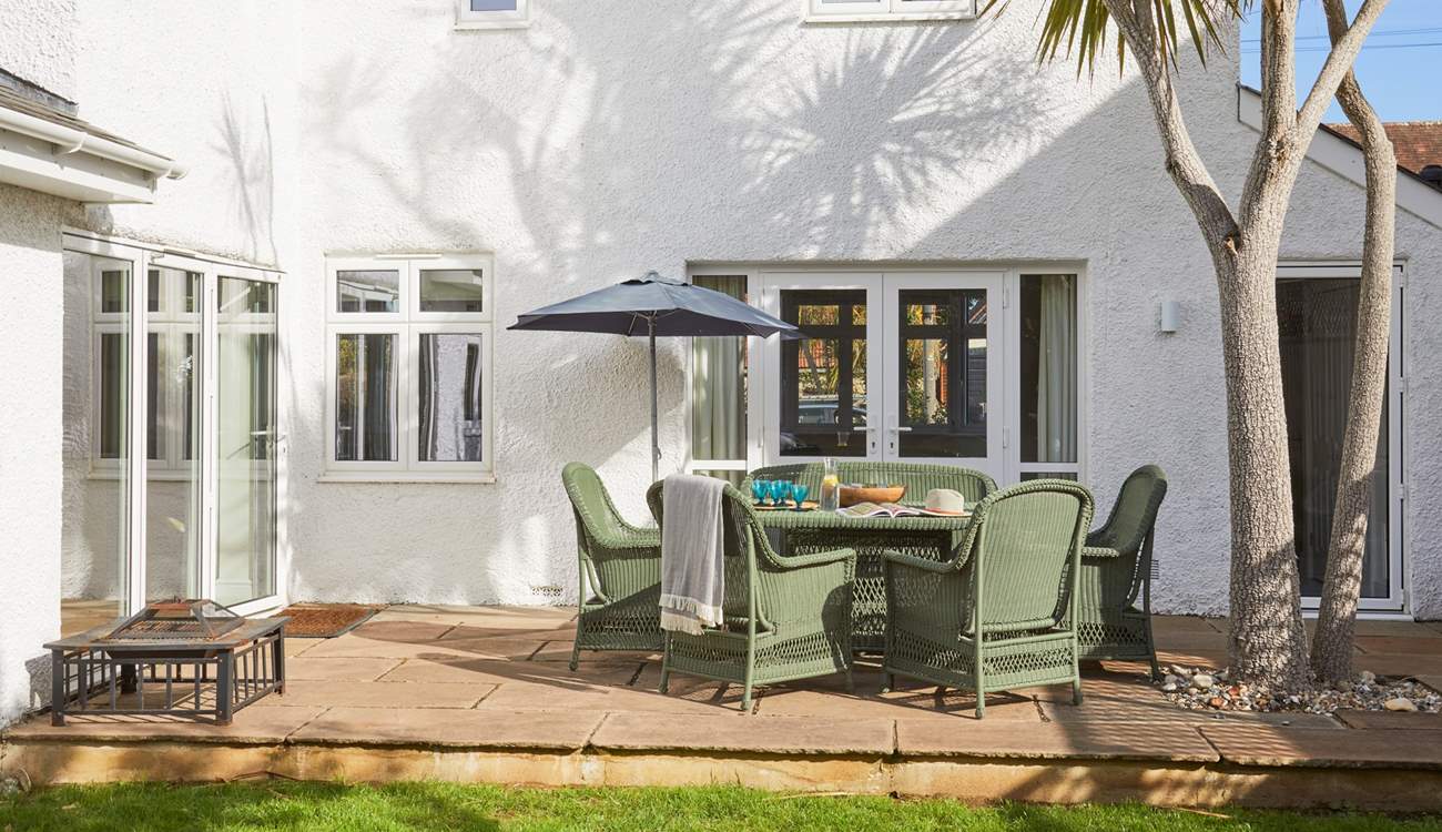 Dine al fresco in the island sunshine...