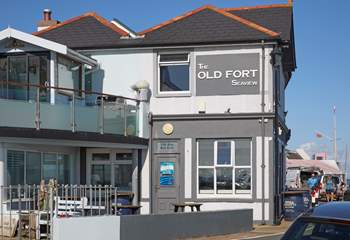 The Old Fort serves great food and overlooks the sea.