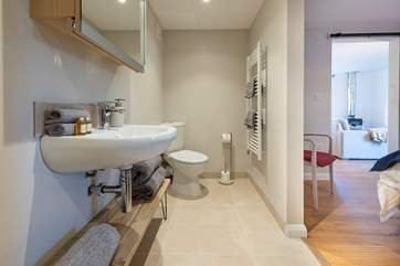 Here you can see the proximity of the en suite to the bedroom, to the living-room.