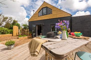 Dine al fresco in the sunshine - bliss!
