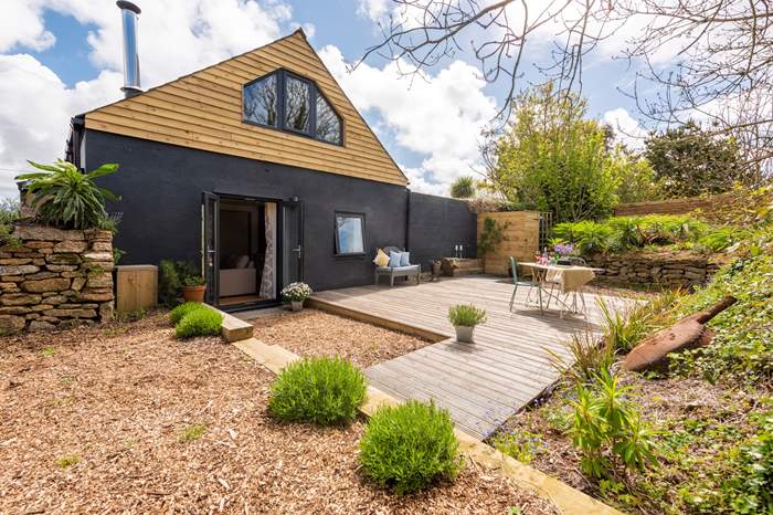 Little Woon is a 1 bedroom, dog friendly holiday home near Falmouth, West Cornwall.