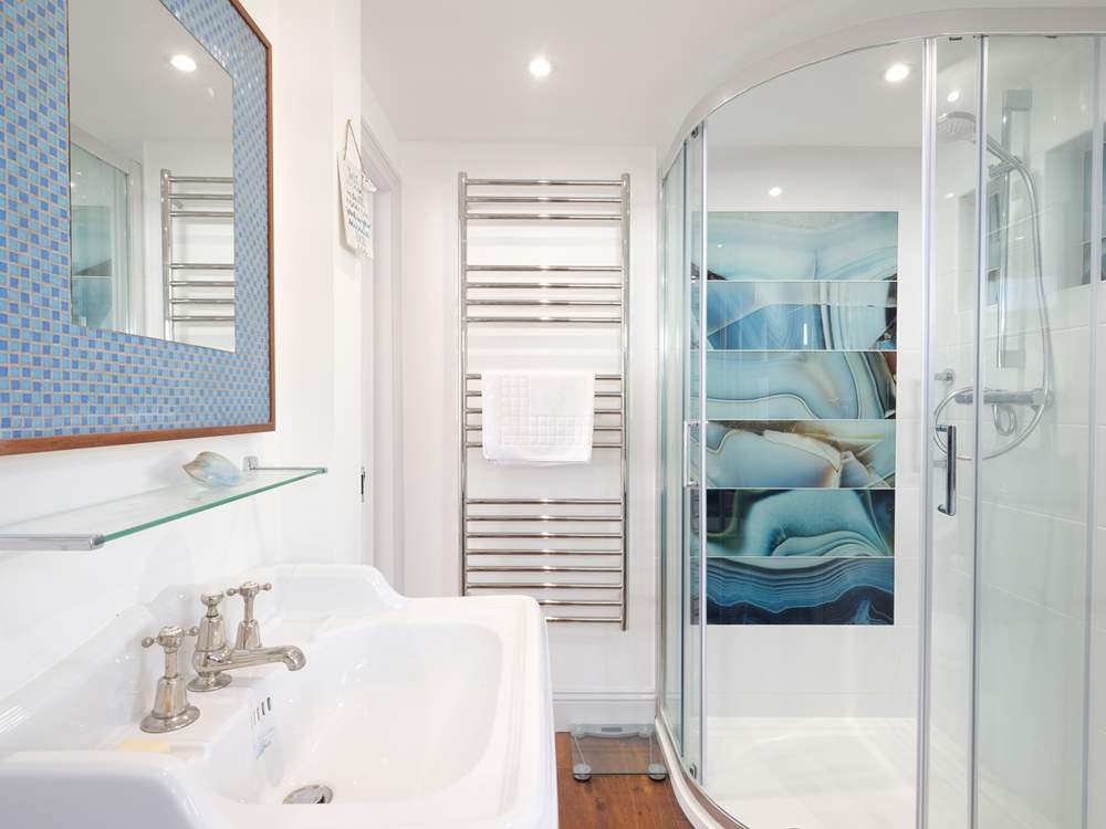 The en suite bathroom also has a separate shower.