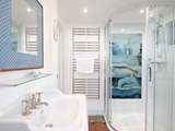 The en suite bathroom also has a separate shower.