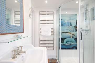 The en suite bathroom also has a separate shower.