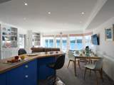 The sociable breakfast-bar.