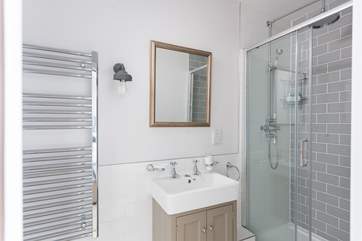 The en suite shower-room.
