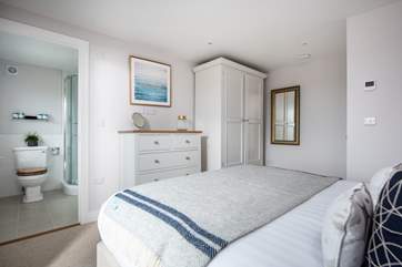 The master bedroom overlooks the sea (Bedroom 1).