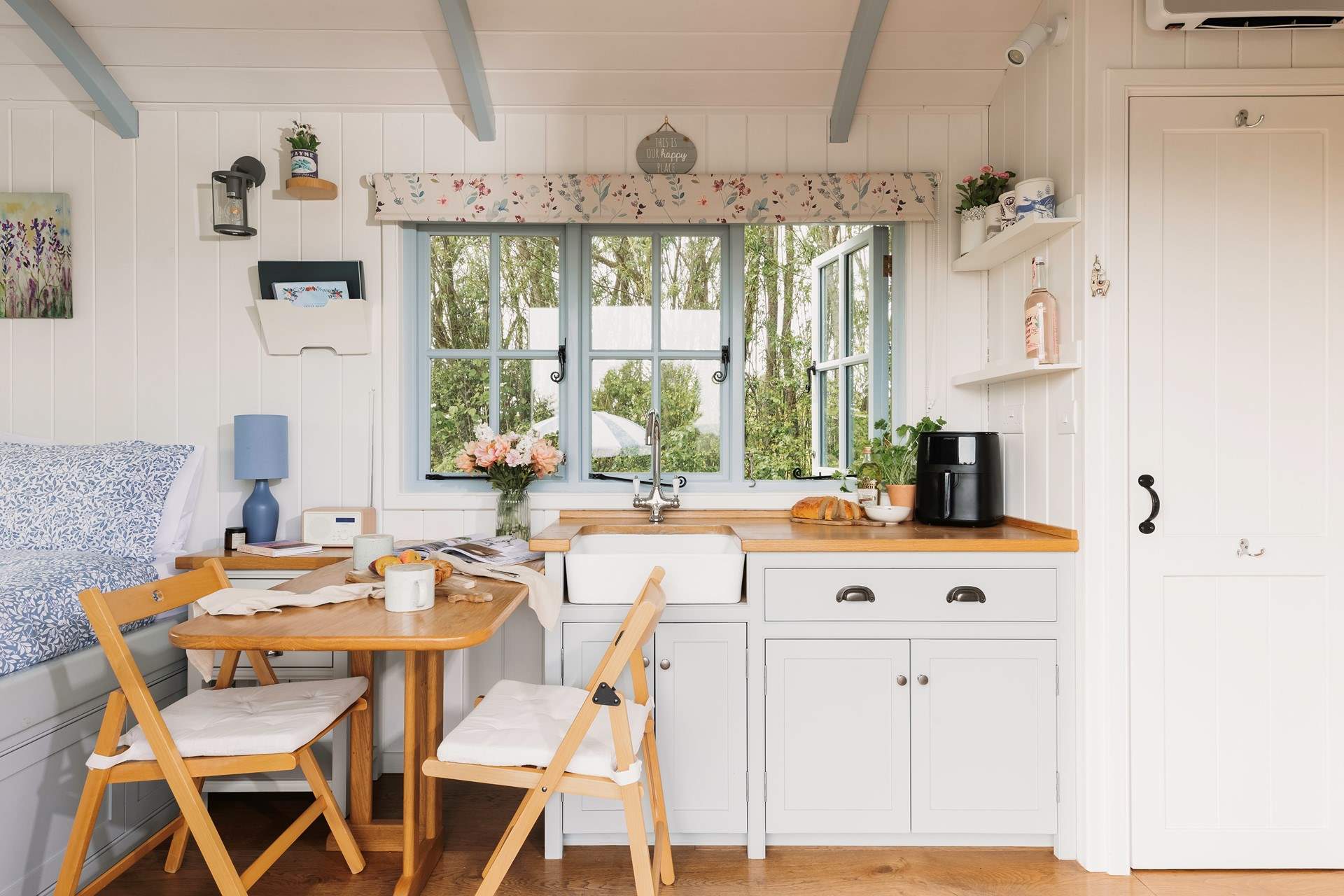 The sweet kitchen has everything you need. There's even an air fryer! 