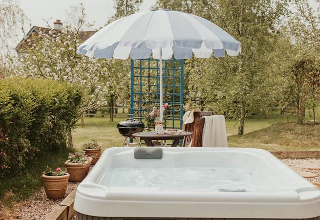 Sink into the heavenly hot tub for a romantic night under the stars.