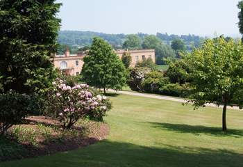 The National Trust estate at Killerton is less than 15 minutes away, where lovely walks, gardens, a cafe, a restaurant and a shop await. 