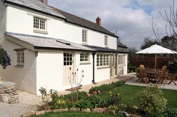 Gorgeous Jassamine cottage, set in beautiful gardens with fab views.