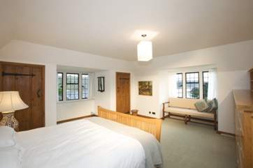 Bedroom 1 has a king-size double bed (5'6~7) and lovely views of the river.