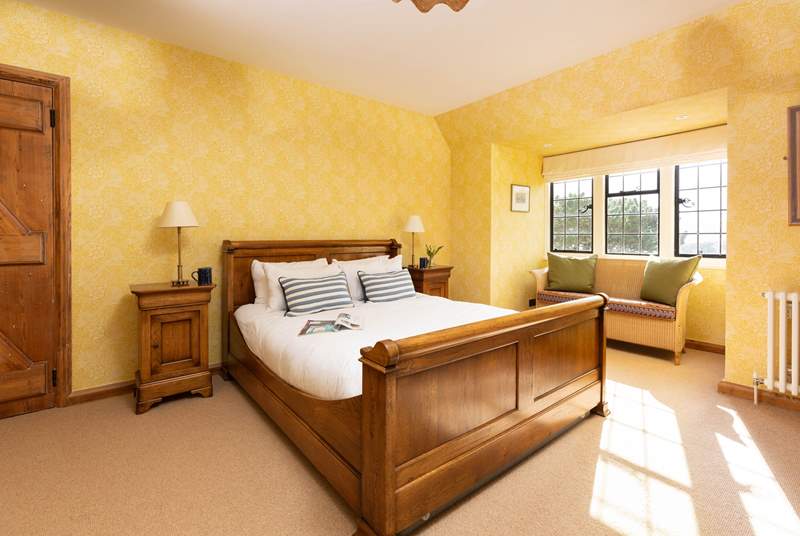 Dreamy bedroom 3 has a king-size bed (5') sleigh bed.
