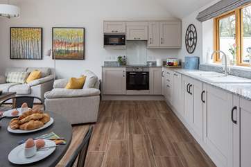 The stylish kitchen-area is spacious and very well-equipped.