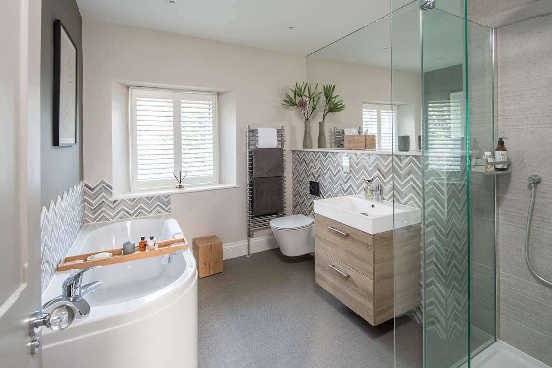 A soak in the bath or a refreshing shower, the choice is yours!