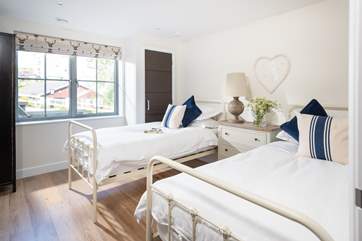 The calm twin bedroom.